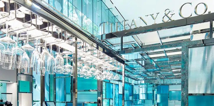 於 The Tiffany Blue Box Cafe 慶祝生日，即可享一份迷你 Blue Box Cake 以及於全香港最大之 Tiffany & Co. 旗艦店導覽體驗。